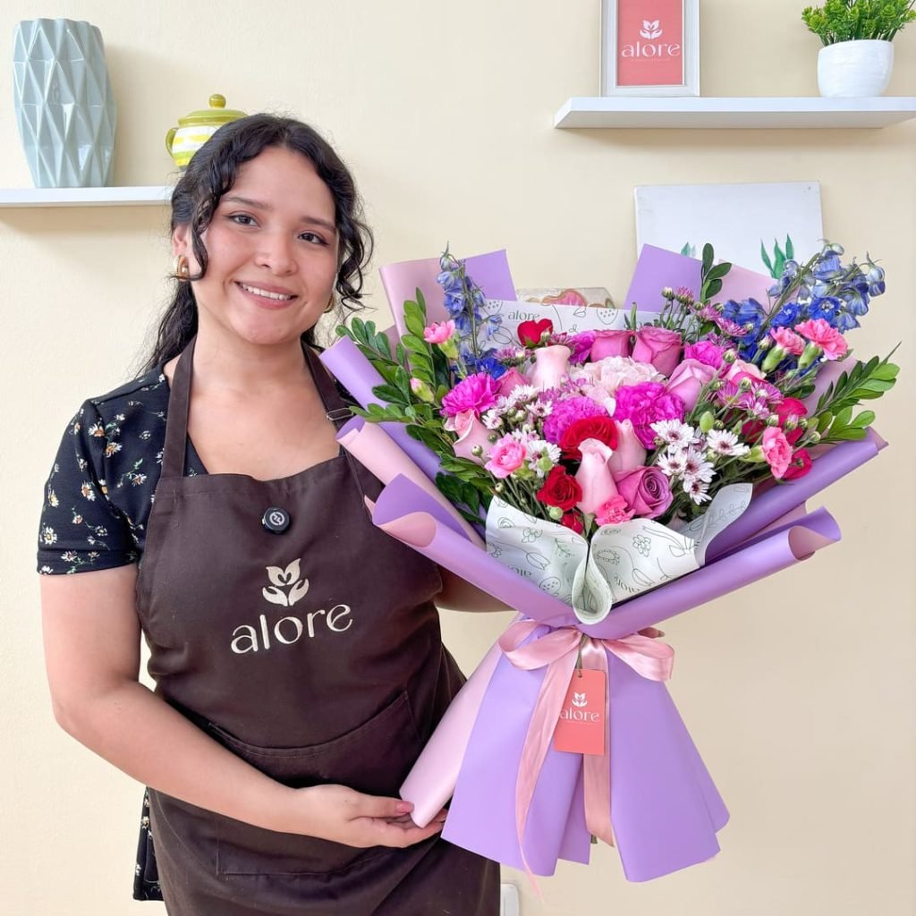 Jocelyn con un ramo del curso Bloom & Wrap